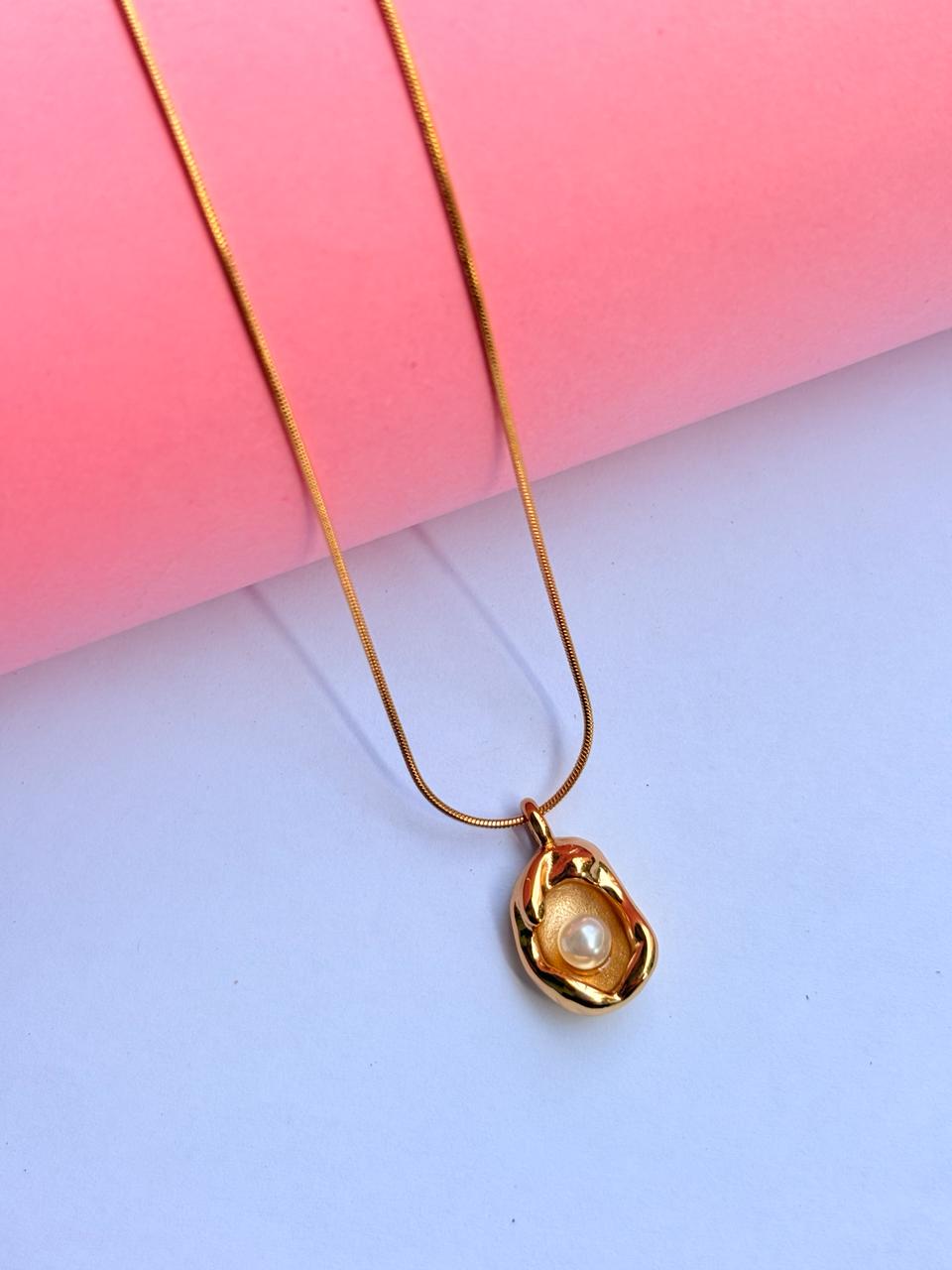 GOLDEN PEARL SHELL PENDANT NECKLACE