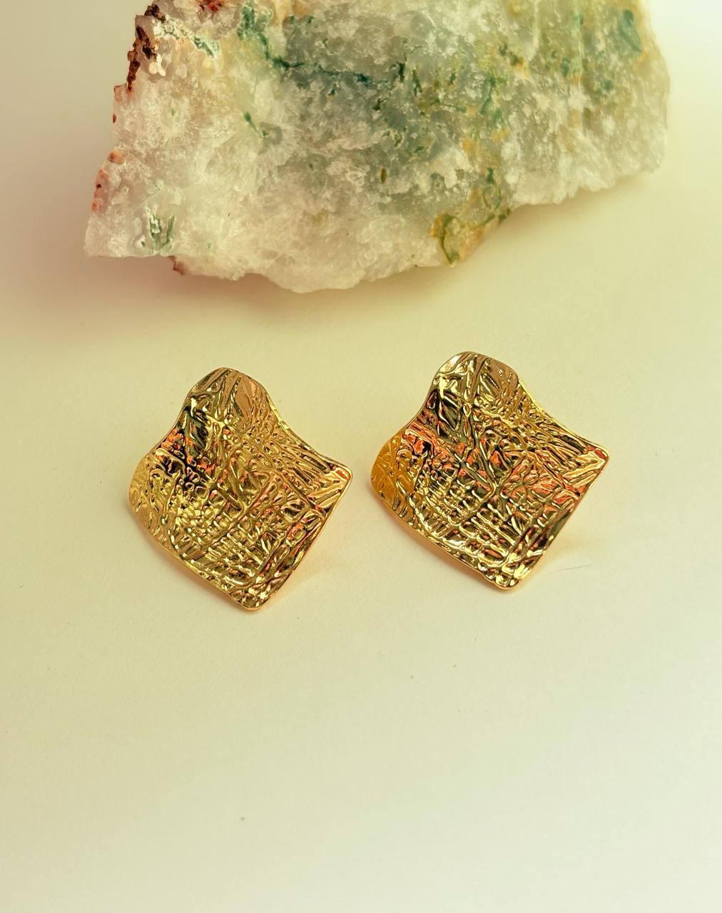 SQUARE GOLDEN STUDS
