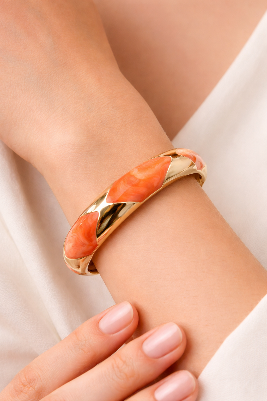 ELEGANT LUXE GOLDEN BANGLE BRACELET