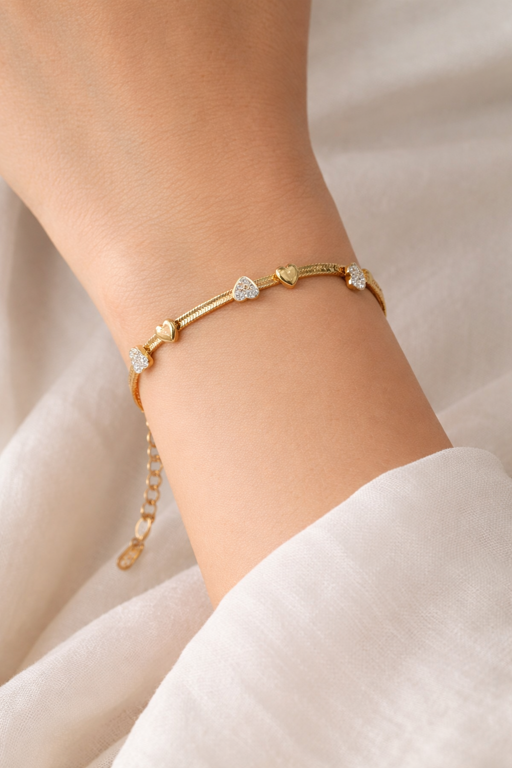 ELEGANT ANTI-TARNISH HEART CHARM BRACELET