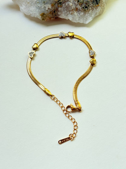 ELEGANT ANTI-TARNISH HEART CHARM BRACELET