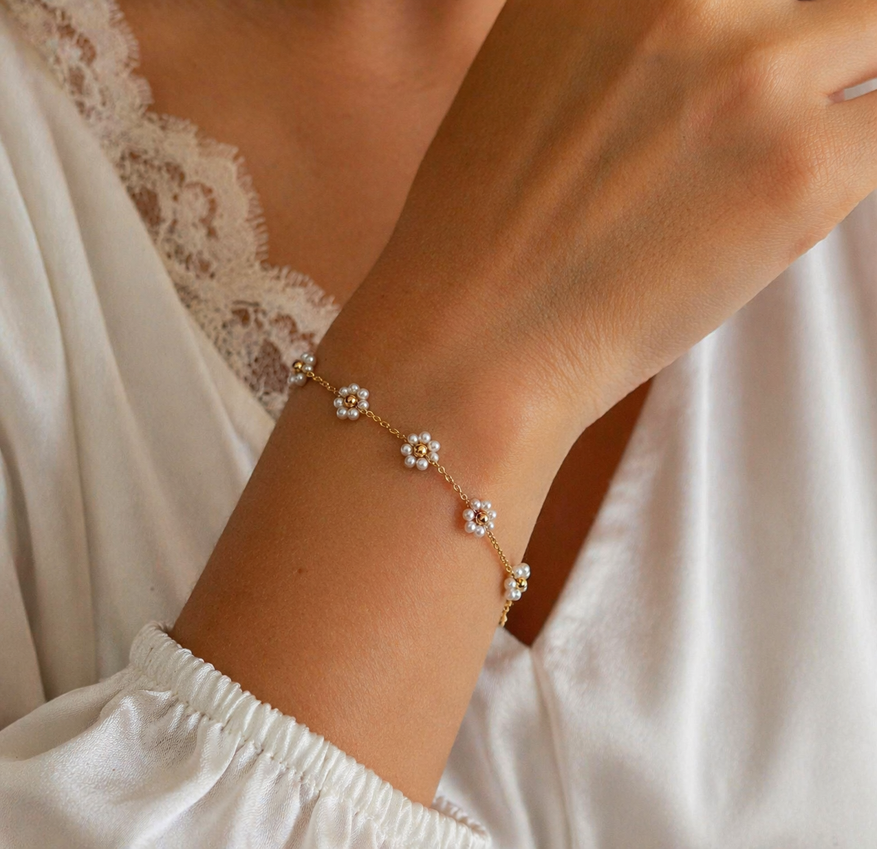 DELICATE FLORAL BEADED BRACELET
