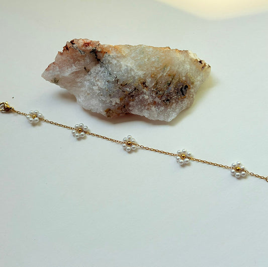 DELICATE FLORAL BEADED BRACELET