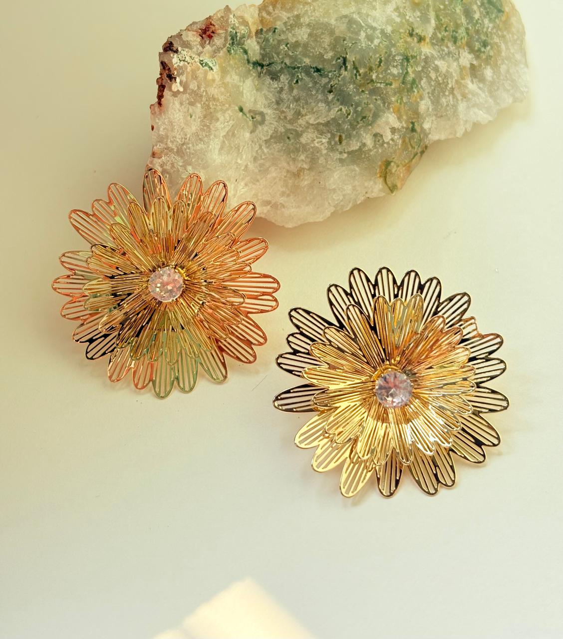 FLOWER SPARKLE STUDS