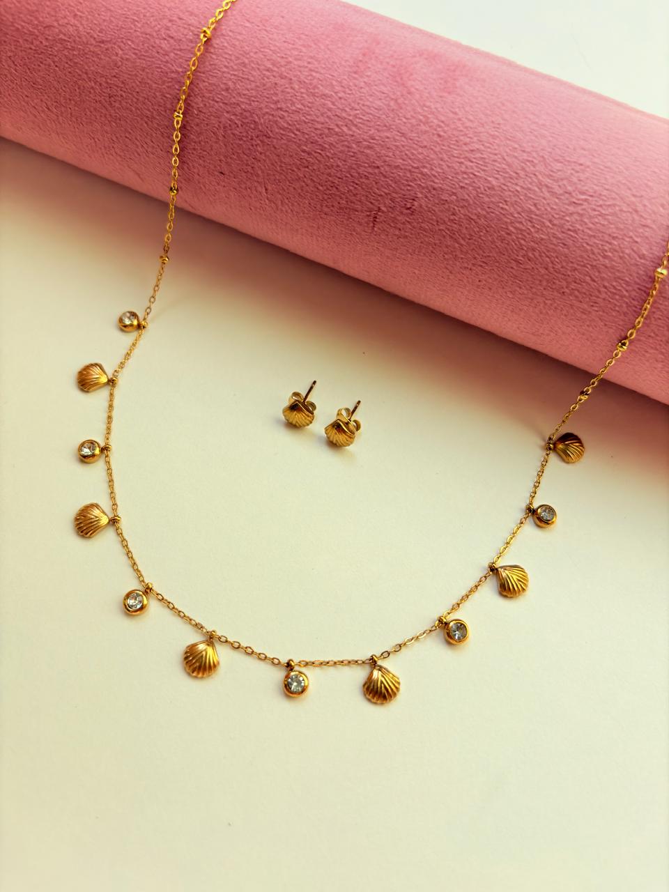 GOLDEN SEASHELL CHARM NECKLACE