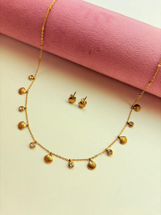 GOLDEN SEASHELL CHARM NECKLACE