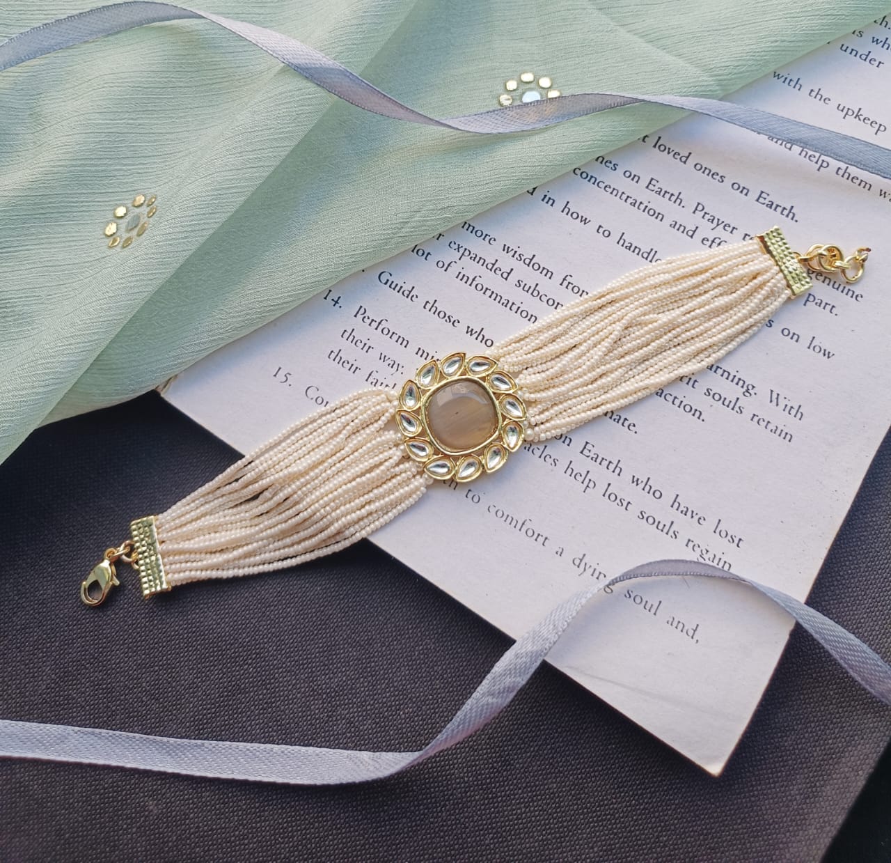 KRISHA GREY PEARL BRACELET