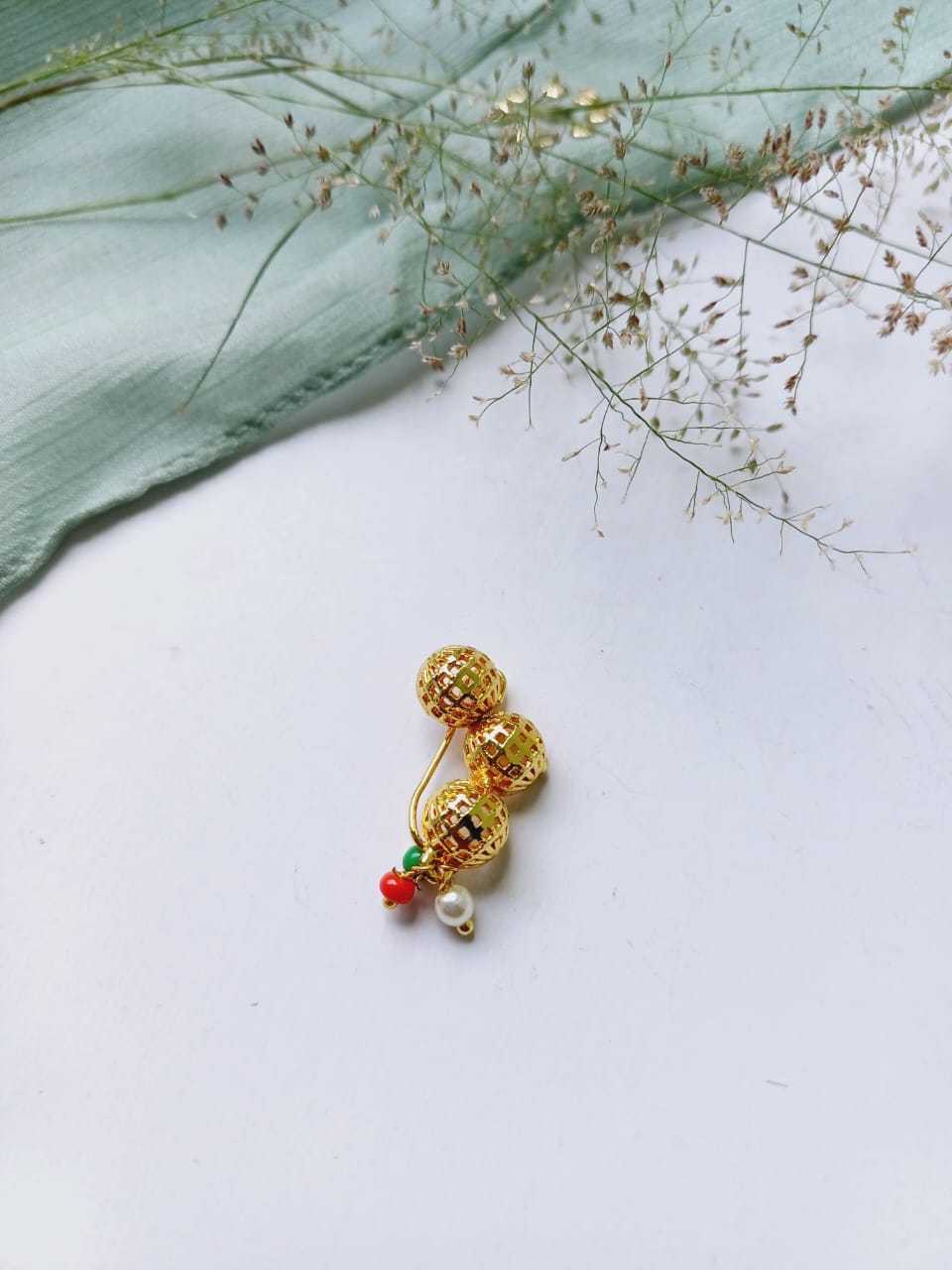 MADHURA GOLDEN NOSEPIN