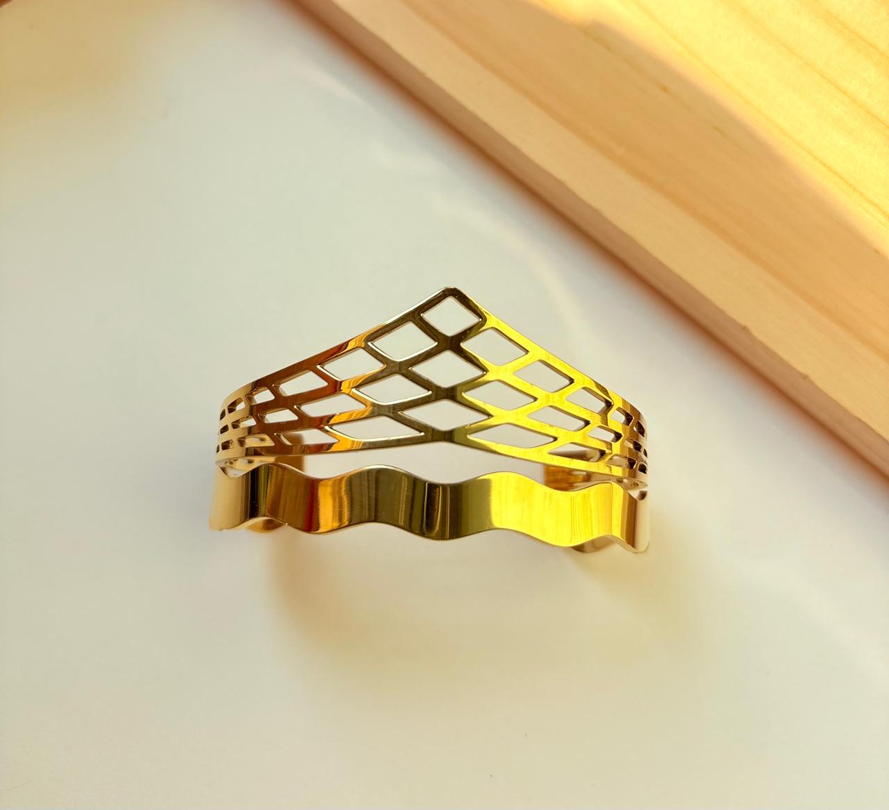 GOLDEN GEOMETRIC CUTWORK KADA