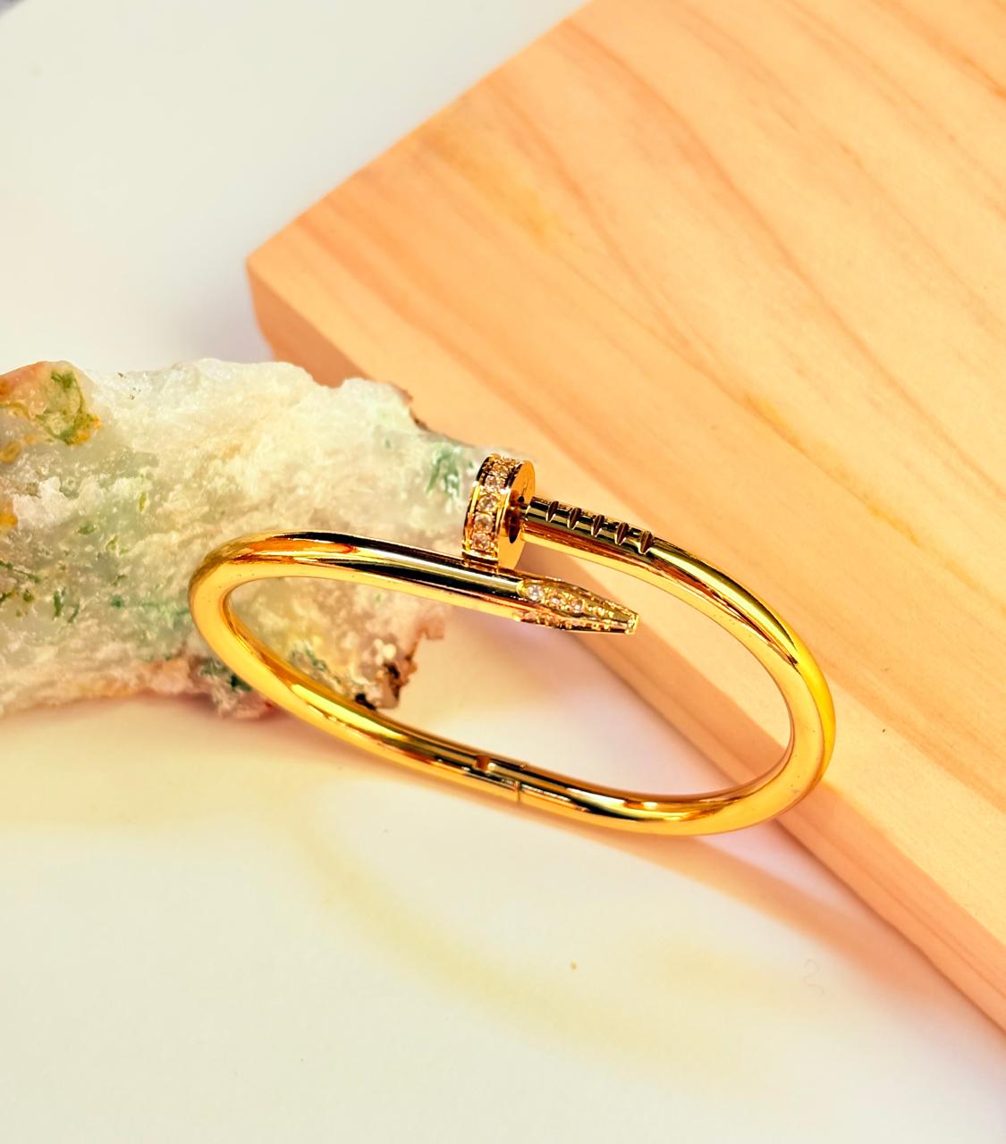 GOLDEN NAIL-INSPIRED KADA