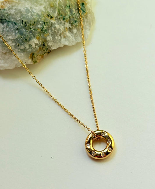GOLD CIRCLE NECKLACE