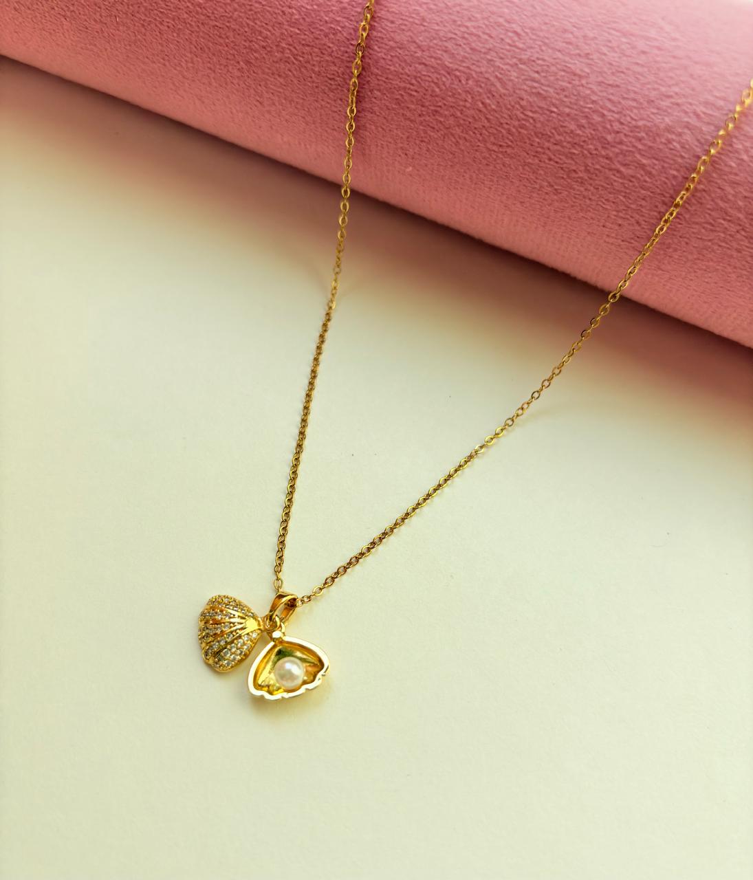 GOLDEN SHELL PEARL PENDANT NECKLACE