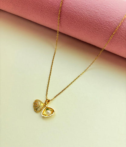 GOLDEN SHELL PEARL PENDANT NECKLACE