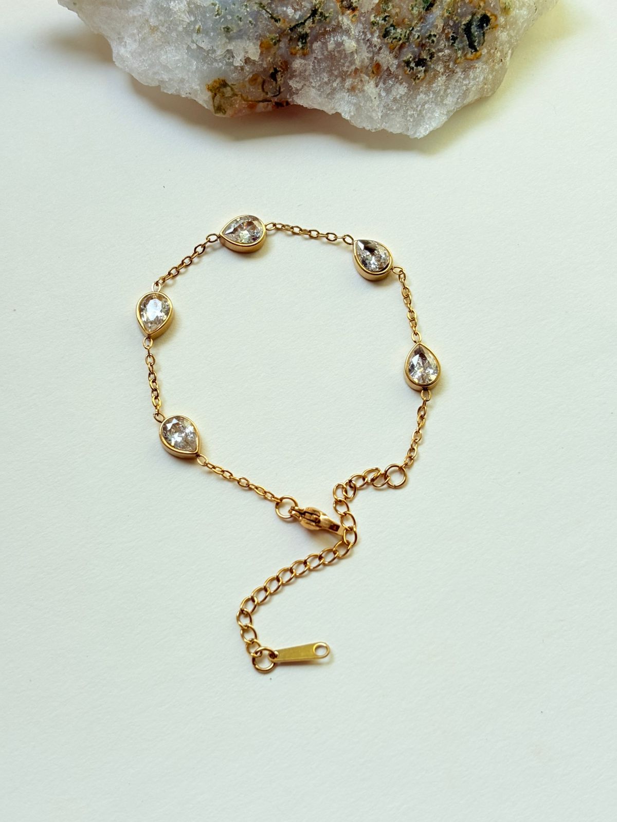 ELEGANT TEARDROP CRYSTAL BRACELET